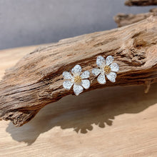 New Korea Classic Fresh Small Flower Stud Earrings For Women Sweet Lovely Elegant Fashion Metal Party Pendiente Gifts