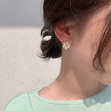 New Korea Classic Fresh Small Flower Stud Earrings For Women Sweet Lovely Elegant Fashion Metal Party Pendiente Gifts